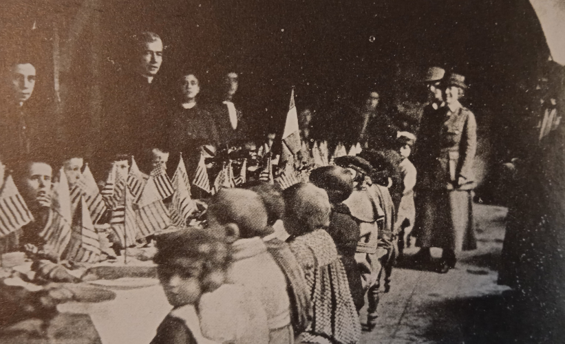 Christmas lunch in 1918 for war orphans at the Ricreatorio Popolare Pio II in Siena. Small flags of the United States of America can be seen (<i>Siena dei nonni</i>, Volume I, Monteriggioni, Banca di Credito Cooperativo, 1994)