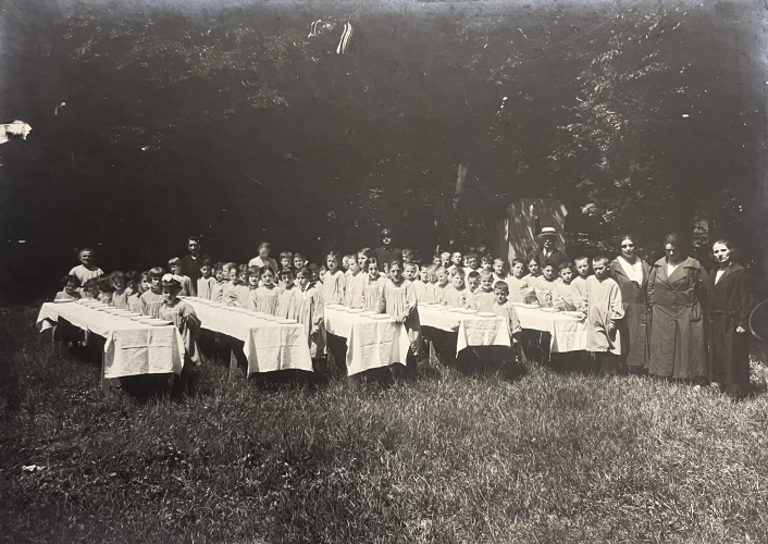 Outdoor meal at the School of Ophthalmology in Parma. Photograph taken by the Vaghi studio, early 1920s (Historical Archives of Parma)