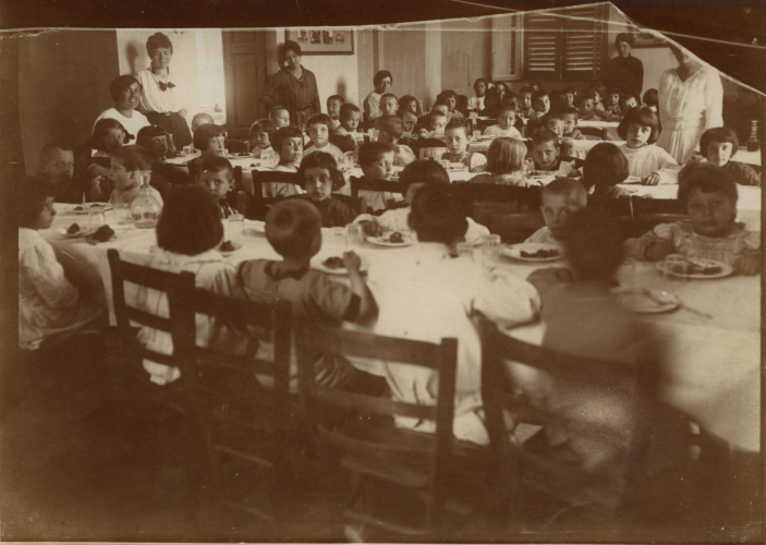 Meal served at the Società Umanitaria’s summer camp in Cocquio Sant’Andrea (VA), 1922 (Società Umanitaria Archive)