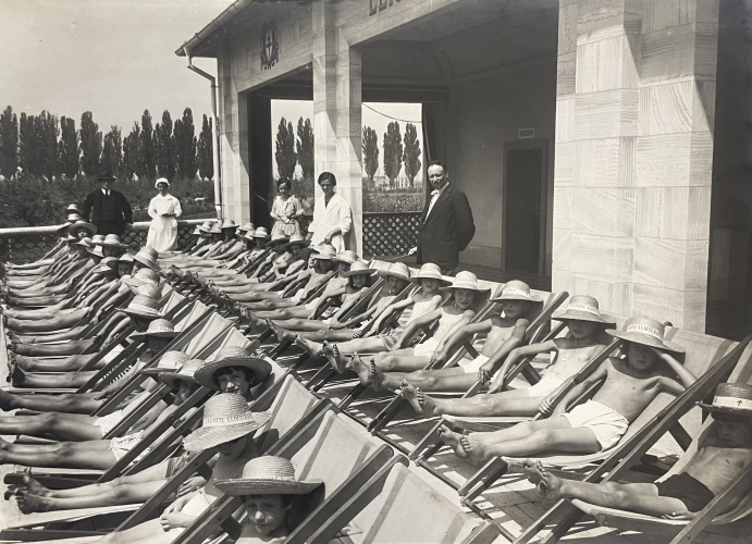 A group of children staying at the Parma heliotherapy centre, photographed by a photographer from the Vaghi studio, 1924 (Historical Archives of the Municipality of Parma)