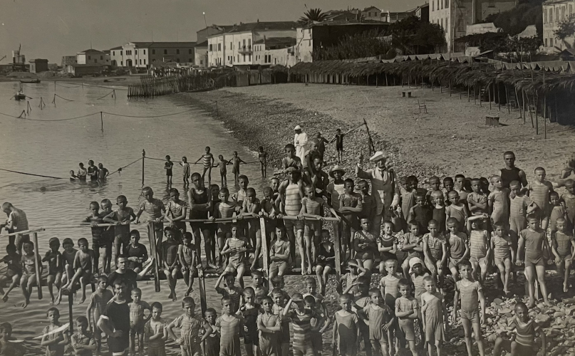 A group of children from Milan at Sanremo beach, 1918 (<i>Report on the Milanese school summer camps. Year 1918</i>, Istituto S. Gaetano, Milan 1919)