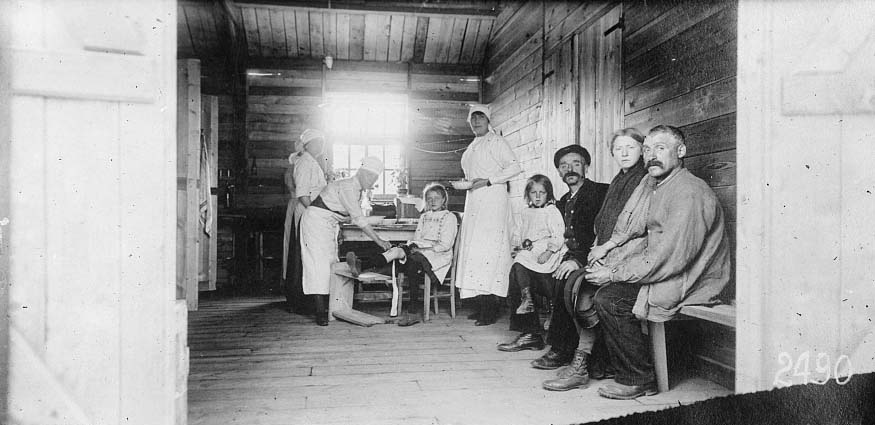 Interno dell’ambulatorio dell’America Red Cross presso la stazione di Piazza Principe (GE) (Archivio Ligure della scrittura popolare)