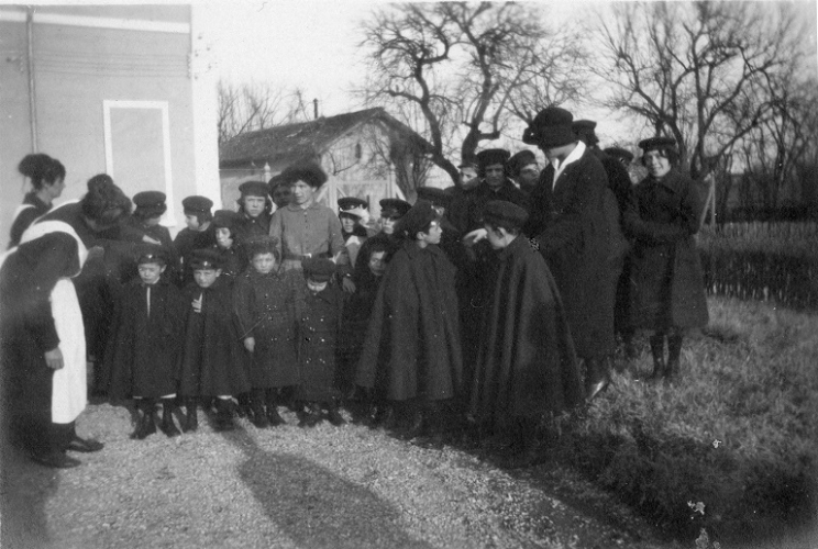 Un gruppo di bambini all’esterno della struttura, dicembre 1921 (Archivio del San Lazzaro, Reggio Emilia)