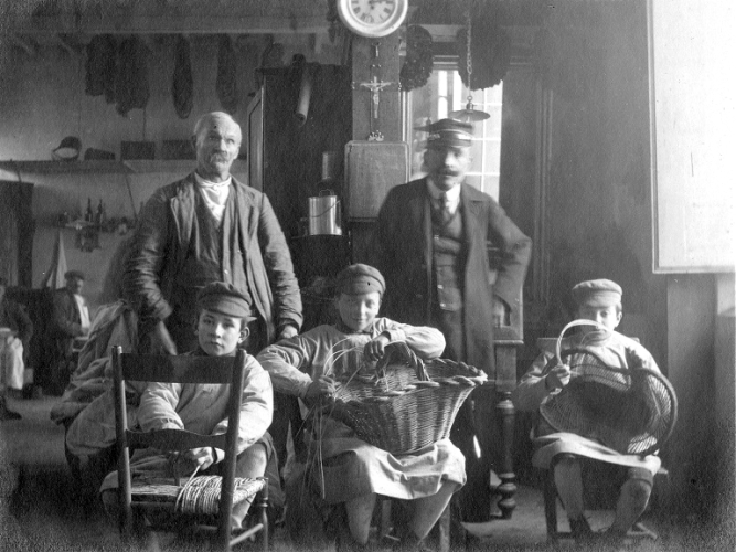 Laboratorio per l’insegnamento del mestiere di canestrai, dicembre 1921 (Archivio del San Lazzaro, Reggio Emilia)