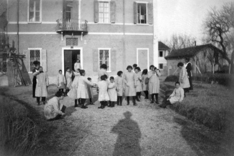 Giochi all’aperto all’esterno della struttura, dicembre 1921 (Archivio del San Lazzaro, Reggio Emilia)