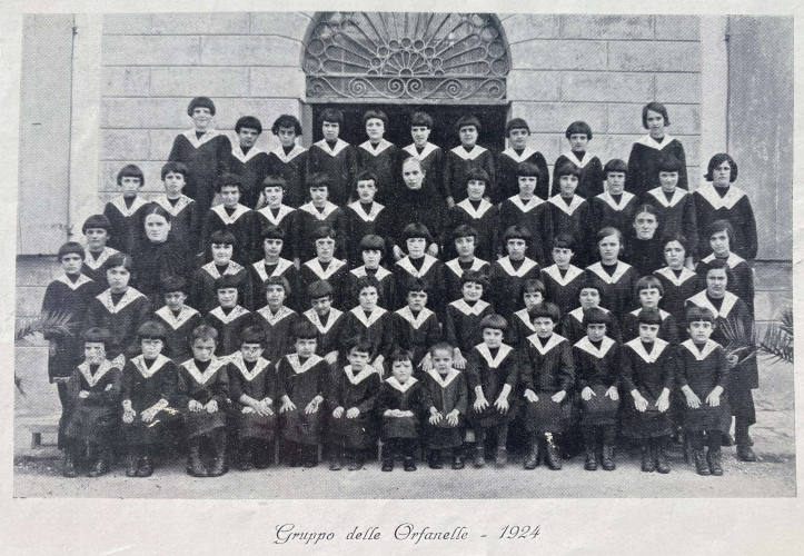 Gruppo di orfane, 1924 (<i>Cenni sull'opera provvida dell'orfanotrofio provinciale per gli orfani di guerra nell'istituto infanzia abbandonata in Fossalta (Modena)</i>, Modena, 1924)