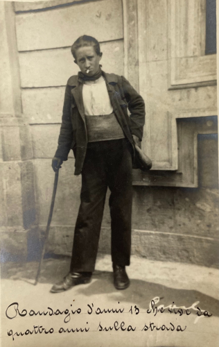 Randagio di tredici anni che da quattro anni vive in strada, 2 maggio 1921 (Archivio della Società umanitaria)
