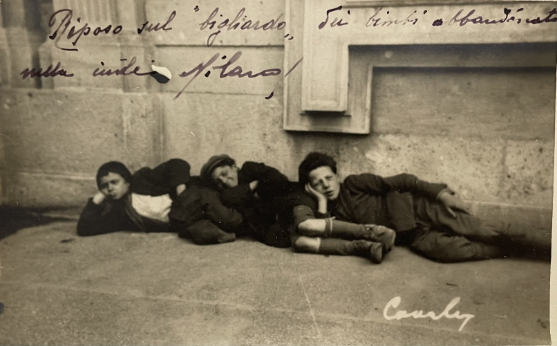 Gruppi di bambini abbandonati su un marciapiede, Milano, s.d. [1920-1921] (Archivio della Società umanitaria)