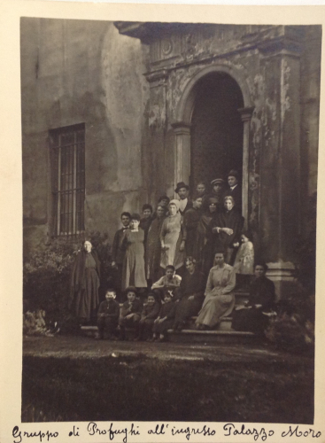 Gruppo di profughi all’ingresso di Palazzo Moro a Genova, (Archivio Ligure della scrittura popolare)