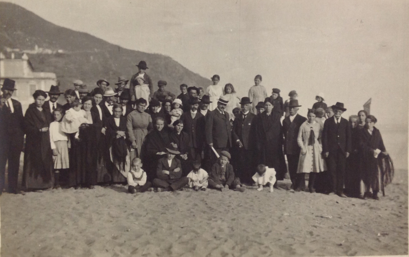 Gruppo di profughi sulla spiaggia, (Archivio Ligure della scrittura popolare)