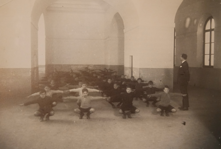 Studenti della scuola G. Dupré di Siena in palestra (<i>Siena dei nonni</i>, volume I, Monteriggioni, Banca di Credito Cooperativo, 1994)