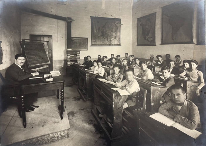 Aula maschile, scuola complementare di Parma. Fotografia realizzata dallo studio Vaghi, primi anni Venti (Archivio storico del comune di Parma)