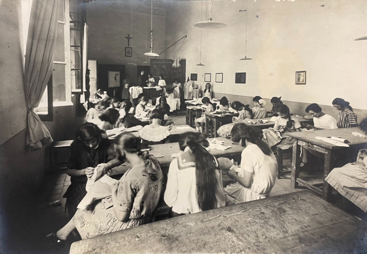 Lezione di lavori femminili, scuola complementare di Parma. Fotografia realizzata dallo studio Vaghi, primi anni Venti (Archivio storico del comune di Parma)
